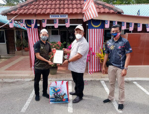 Wakil Pengurus Felda Besout 4 Ahmad Nasri Salahuddin menerima kunjugan dari Hasan Asahaari sempena Kembara Keceriaan.