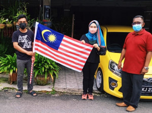 Gimik penyerahan bendera kepada wakil rumah yang terpilih sebagai tanda perasmian program.