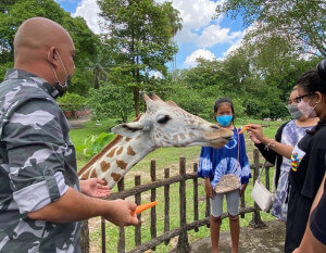 Pengunjung merasai pengalaman memberi makanan kepada zirafah di Zoo Taiping.