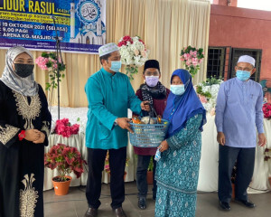 Salah seorang penerima bakul makanan daripada Pejabat Penerangan Daerah LMS.