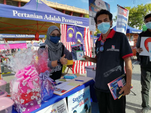 Pengunjung mendapatkan bahan penerbitan.