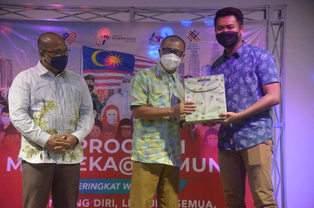 Supian (tengah) menerima cenderahati daripada Penolong Pengarah Jabatan Penerangan Labuan, Abd Aziz Mohd Salleh.