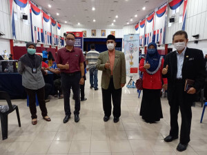 Pegawai Pendidikan Daerah Kota Tinggi Mohamad Fadil Ishak (tengah) membuat tinjauan ke PPV Dewan Jubli Intan Kota Tinggi.