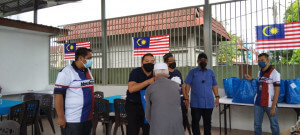 Seramai 20 orang penduduk yang terkesan akibat pandemik menerima sumbangan bakul makanan pada Program Sepakat@Komuniti Parlimen Batu.
