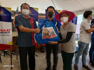 Penerima sumbangan bakul makanan terdiri daripada mereka yang kurang berkemampuan termasuklah warga emas.