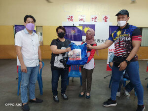 Tengku Nor Liza menyerahkan sumbangan bakul makanan kepada salah seorang penerima.