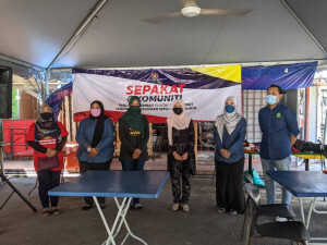Kyadizah (tiga dari kanan) bersama wakil Gerakan Belia 4B Kawasan Segambut di Program Sepakat@Komuniti Parlimen Segambut.