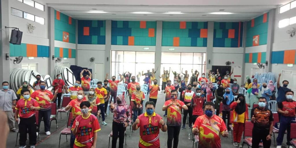 Mohd Faizal (tengah) bergambar bersama para peserta program Hari Sukan Negara Peringkat Daerah Kuala Selangor.