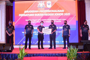 Menteri Besar menyampaikan plak Anugerah Profesionalisasi Persatuan Sukan Negeri Johor 2021 kepada Persatuan Karate Negeri Johor.