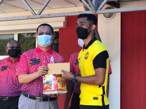 Jamaluddin (kiri) menyampaikan hadiah pertandingan KBS Freestyle Challenge kepada Firdaus Jabar (Kanan).