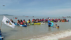 Peserta kayak sedang mendengar taklimat sebelum memulakan acara.