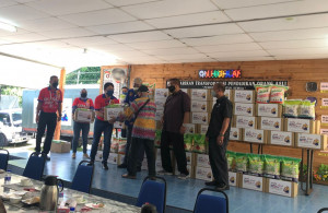 Menteri Komunikasi dan Multimedia menyampaikan sumbangan bakul makanan kepada komuniti Orang Asli POS Telanok. 