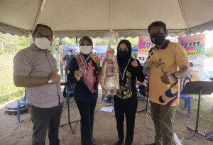 YB Dato’ Mohd Isam Haji Mohd Isa, ADUN Gemencheh dan Tuan Haji Shahnon Mohamad, Pengarah Penerangan Negeri Sembilan menyampaikan hadiah kepada pemenang pertandingan kayak.