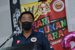 Dato Sri Abdul Karim Rahman Hamzah ketika berucap merasmikan Hari Sukan Negara Peringkat Negeri Sarawak.