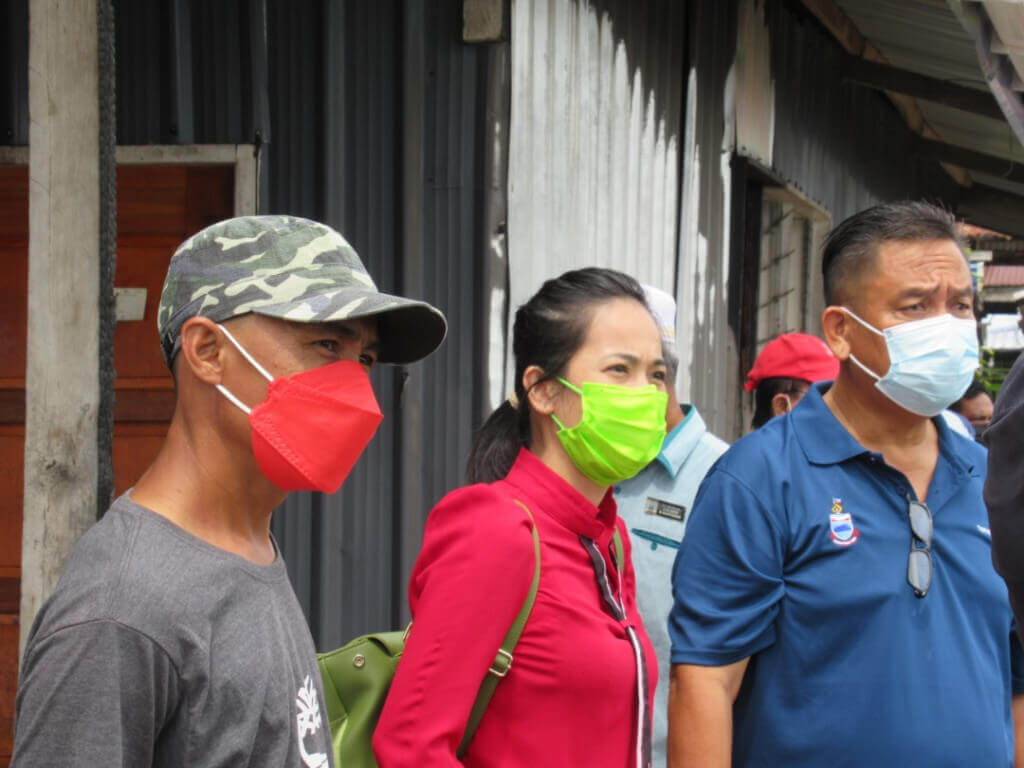 Melanie (tengah) bersama Rafael meninjau ke kawasan kebakaran di Kg. Kolapis Pasir, Beluran.