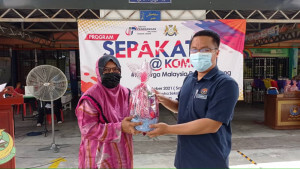 Pegawai Penerangan Daerah Kluang menyampaikan hadiah kepada pemenang Kuiz Kenegaraan yang merupakan antara pengisian program pada hari ini.