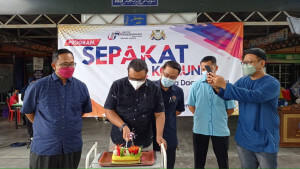 Acara memotong pulut kuning sempena Ulang Tahun Jabatan Penerangan Malaysia ke-111 tahun. 