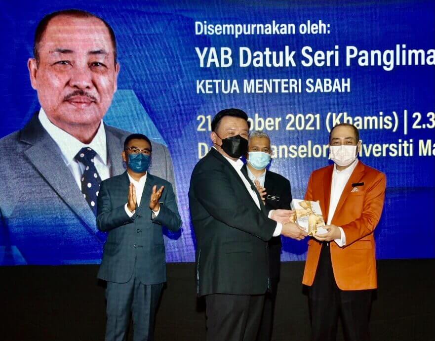 Professor Datuk Dr. Taufek Yap menyampaikan cendera kenangan kepada Hajiji (kanan) sejurus majlis penyampaian tersebut.