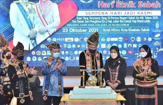 Tun Juhar (tengah) memotong kek dengan ditemani oleh Isteri Yang DiPertua Negeri, Toh Puan Norlidah R.M Jasni (tiga dari kanan) sambil diperhatikan oleh Hajiji (empat dari kiri).