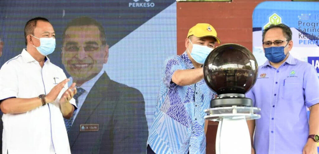 Hajiji (tengah) melakukan gimik perasmian karnival sambil diperhatikan oleh Jahid (kiri) dan Dr Mohd Ali (kanan).