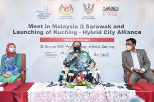 Nancy (kiri) bersama Ketua Menteri Sarawak (tengah) dan Abdul Karim (kanan) semasa sidang media selepas pelancaran ‘Kuching – Hybrid City Alliance’.
