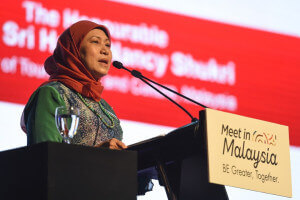 Nancy menyampaikan cenderamata kepada Ketua Menteri, Datuk Patinggi Abang Abdul Rahman Zohari Tun Abang Openg yang telah merasmikan pelancaran ‘Kuching – Hybrid City Alliance’.