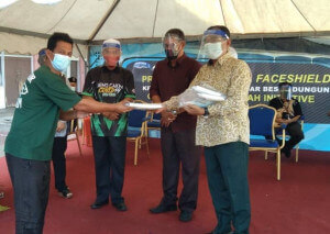 Peniaga Di Pasar Besar Dungun menerima sumbangan dari Pegawai Daerah Dungun, Anuar Awang.
