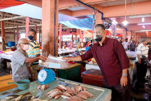 Usaha bersama NGO dalam memastikan peniaga di Pasar Besar Dungun mengamalkan SOP.