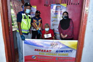 Sumbangan kepada Ibrahim bin Awang oleh Pengarah Penerangan Pulau Pinang Dr. Haniff Hassan (kiri) turut bersama Pegawai Daerah Marlia Mohd Belia.