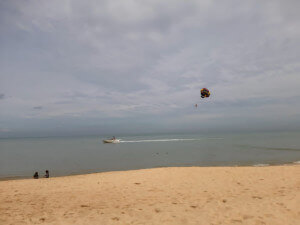 Pusat pelancongan Pantai Batu Ferringhi, di sini, kembali meriah menjadi tumpuan orang ramai dalam keadaan terkawal.