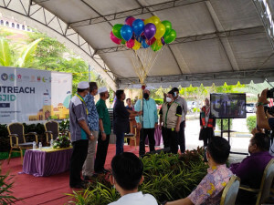 Hanafiah Mat memotong riben simbolik perasmian penutup program.