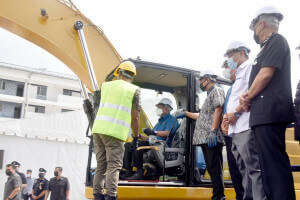 Menteri Dalam Negeri, Datuk Seri Hamzah Zainuddin merasmikan majlis pecah tanah pembinaan Ibu Pejabat Polis Kontinjen (IPK) Terengganu di Kuala Terengganu, semalam.