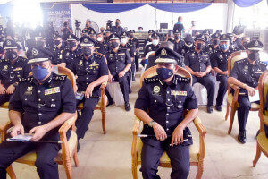 Anggota polis yang hadir pada majlis pecah tanah.