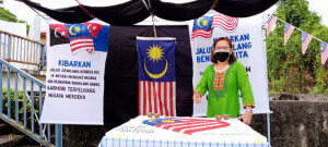 Teyanmoly Chelliah, 56, menunjukkan hasil kolum yang telah direka bentuk mengikut tema Hari Kebangsaan yang ke-64 tahun.