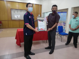Pegawai Kesihatan Daerah Marang menyampaikan surat dan tanda penghargaan terima kasih kepada petugas-petugas kesihatan di PPV.