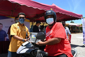 Hafiz Hashim, 48 ketika menerima bantuan.