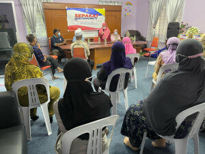 Sesi taklimat khas ‘Persediaan Menghadapi Fasa Endemik’ telah disampaikan oleh Datin Dr. Hajah Hazariah Abu Hassan, Setiausaha dan Biro Keselamatan Persatuan Penduduk Taman Siakap, Seberang Jaya.