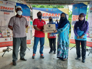 Golongan asnaf Normala Mohd Desa di Kampung Perlis menerima bantuan.