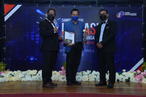 Sesi penyampaian kepada penerima anugerah.
