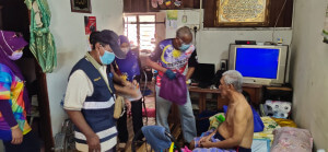 Dr Haniff Hassan menyerahkan bantuan kepada salah satu pesakit terlantar Hasri Hassan, 55.