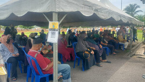 Kelihatan ramai ibu bapa yang hadir menemani anak-anak di PPV Klinik Kesihatan Chukai untuk menerima suntikan vaksin.