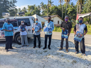 Pegawai Daerah Marang mengagihkan bahan penerbitan Jabatan Penerangan kepada Pengerusi-Pengerusi JPKK.
