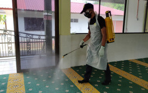 Salah seorang anggota MERT sedang menjalankan proses sanitasi di Masjid Al Abrar, Kg Danglau semalam.