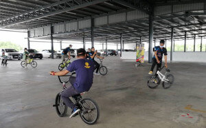Salah satu acara sukan yang diadakan semalam, aktiviti basikal lasak (BMX) .