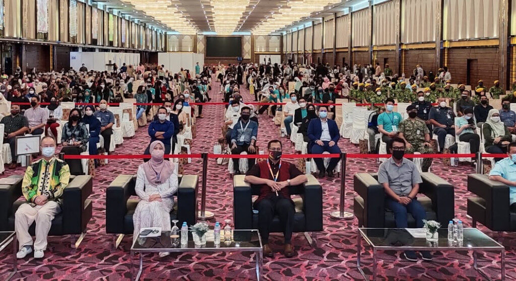 Mohamad Zahri (tengah), Johari Anuar ( Kanan) Dan Dr. Es Naini (Kiri) Bersama Dengan para petugas PPV IDCC Shah Alam dalam Majlis Penutupan Rasmi PPV pada malam tadi.