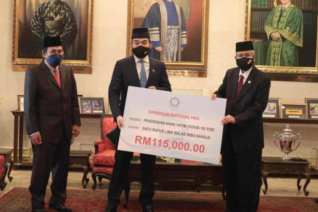 Tengku Amir Shah (tengah) menerima sumbangan korporat daripada MAIS berjumlah RM115,000 untuk aktiviti kebajikan YIDE.