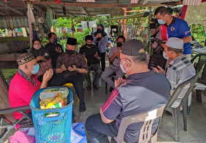 Hashim Bedu meluangkan masa menyantuni Shamsuddin Mat Ali.