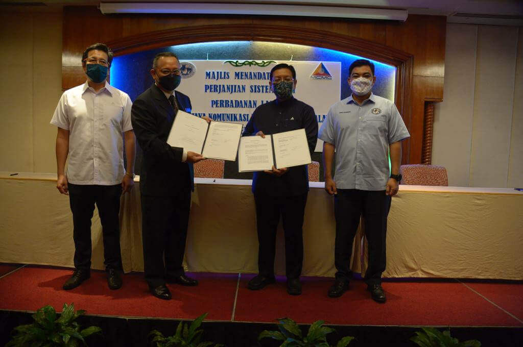 Amir Hussien (paling kanan) bersama Mohd Ali Hanafiah (dua dari kanan) dan Rithuan Mohd Ismail (dua dari kiri) bergambar kenangan selepas memeterai MOU Sistem CIPM.