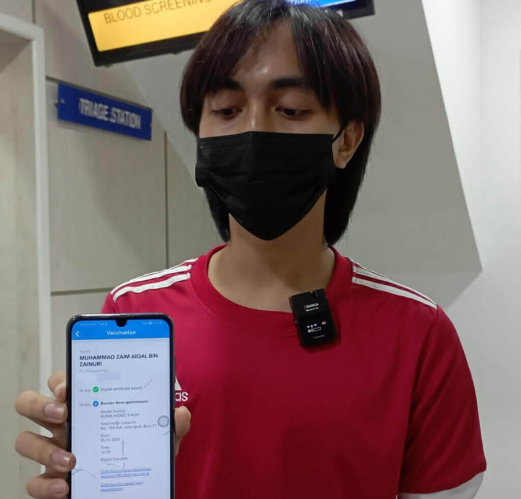 Muhammad Zaim menunjukkan temujanji dos penggalak yang diterima menerusi aplikasi MySejahtera.