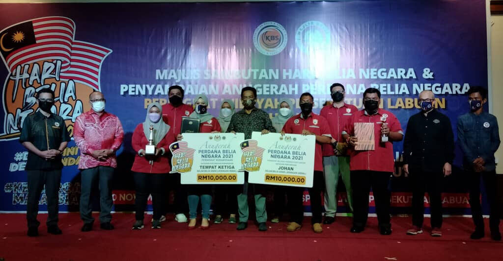 Ahli-ahli KEBAL menerima replika cek dan trofi kemenangan APBN daripada Jalaluddin.
